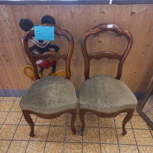 LOT DE 2 CHAISES EN NOYER (1166)