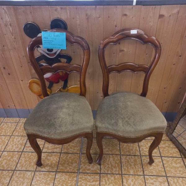 LOT DE 2 CHAISES EN NOYER (1166)