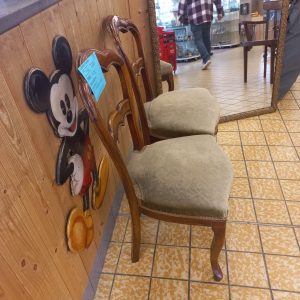 LOT DE 2 CHAISES EN NOYER (1166)