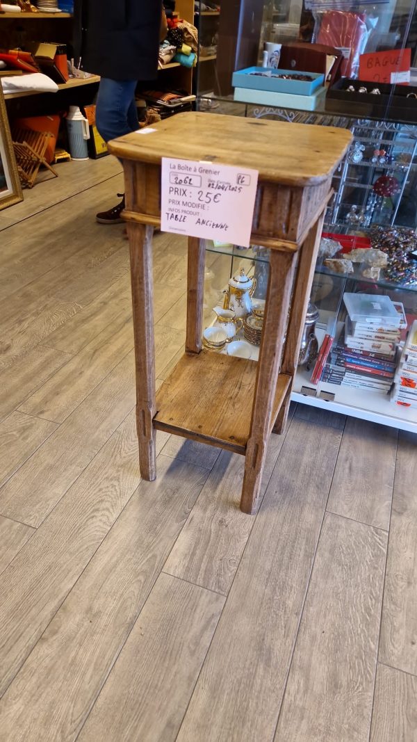 table ancienne (2062).