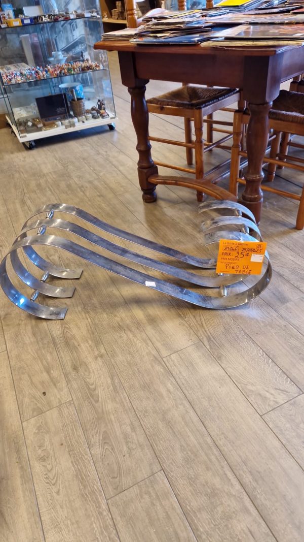 pied de table (13246).