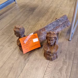 les 2 chenets (10218).