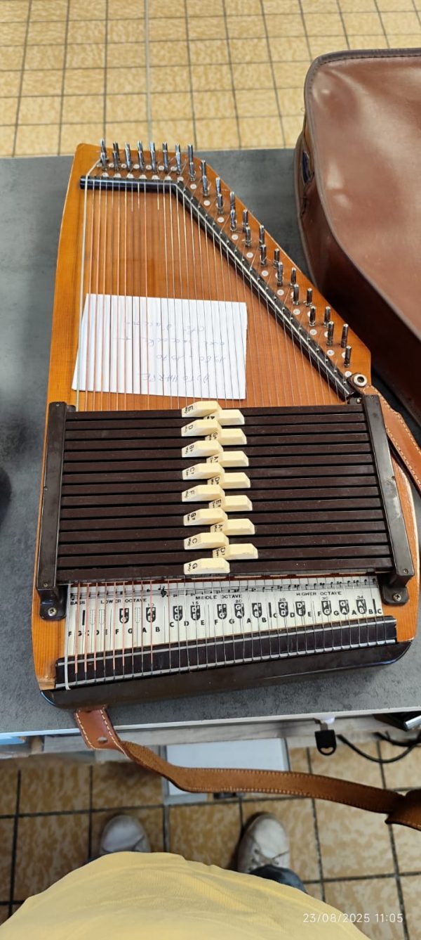 AUTOHARPE 1960-1970 AVEC SACCOCHE + CLE D'ACCORD (11784)