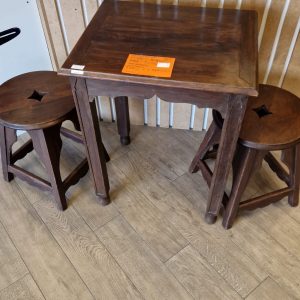 PETITE TABLE + 2 TABOURETS (996)