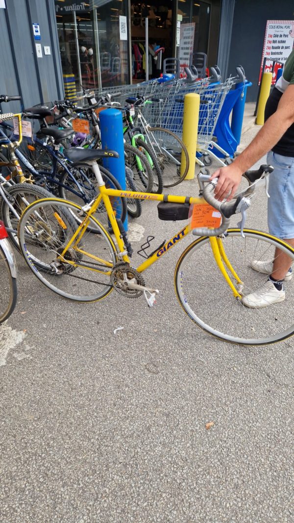vélo jaune Giant (1036).