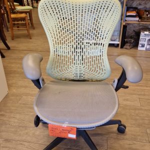 fauteuil Herman Miller (2587).