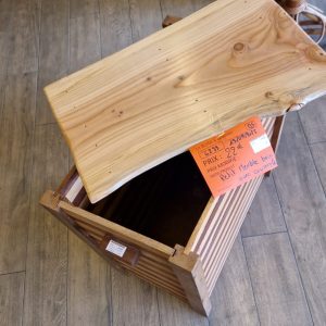 petit meuble bois avec couvercle (6288).