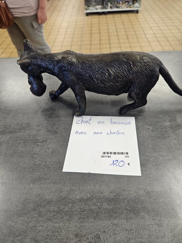 CHAT PORTANT SON CHATON (BRONZE) (7193) – Image 4