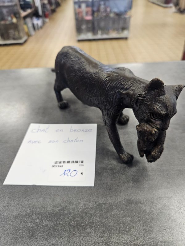 CHAT PORTANT SON CHATON (BRONZE) (7193) – Image 3