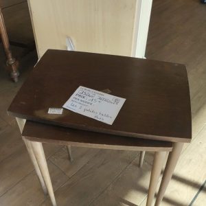 Les 2 petites tables en bois (13246)