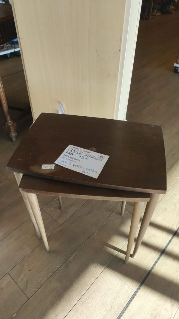 Les 2 petites tables en bois (13246)