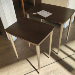 Les 2 petites tables en bois (13246)