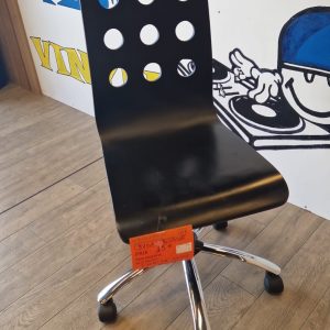 chaise noire à roulettes (5101).