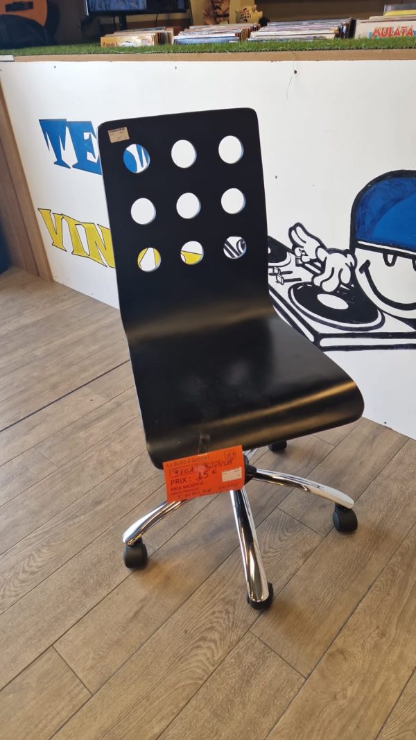 chaise noire à roulettes (5101).