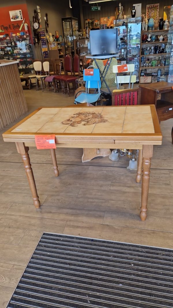grande table carrelée (11987).