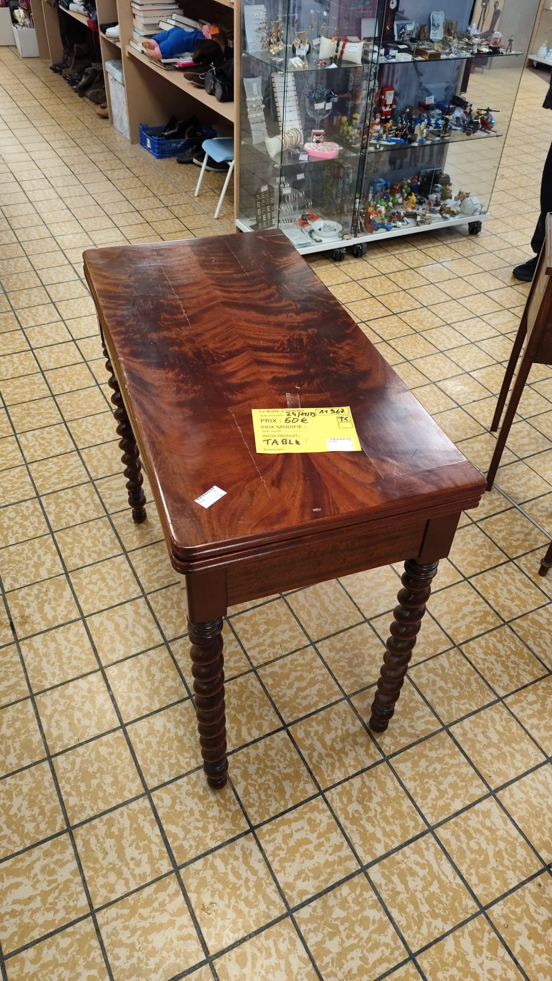 TABLE (11967) – Image 2