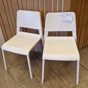 2 chaises blanches (13830).