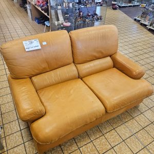 canapé cuir couleur moutarde (1927)