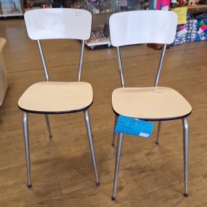 2 chaises blanches (2098).