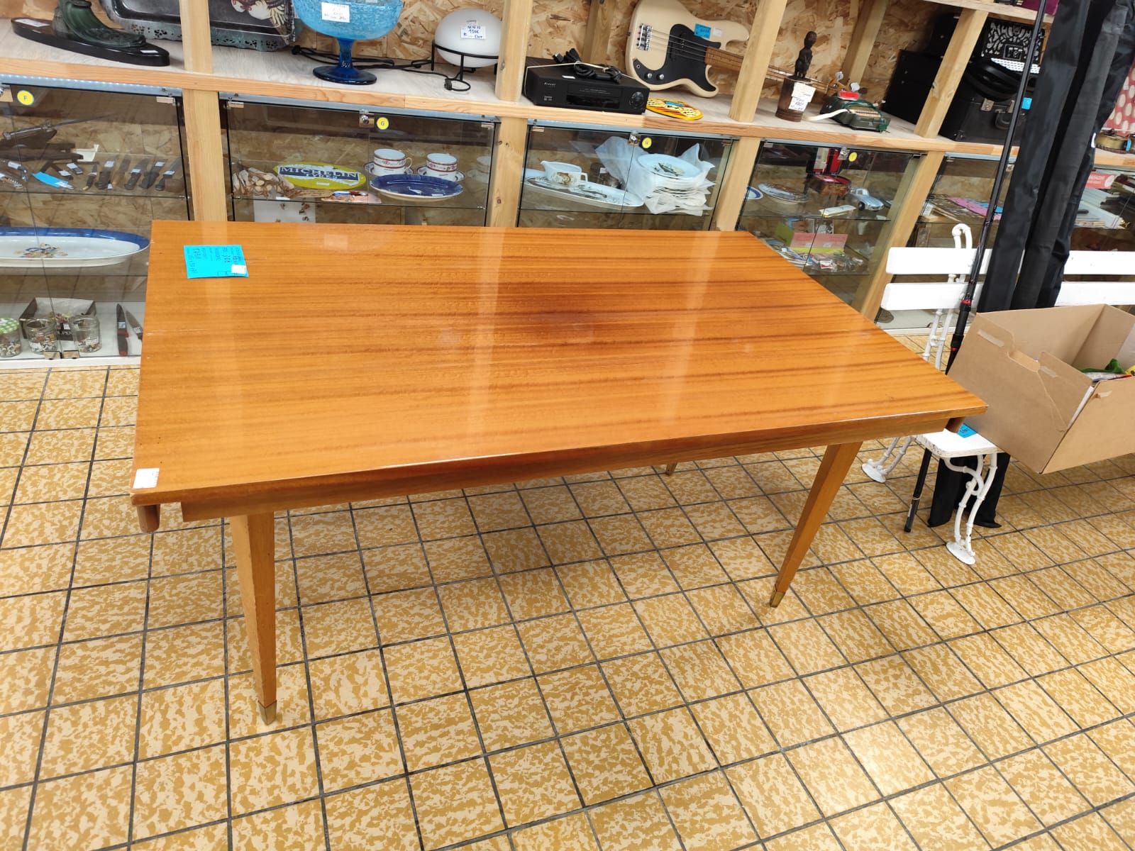 TABLE (3982)
