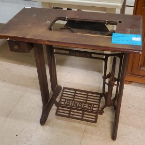 table de machine à coudre Singer (11680).