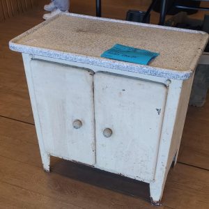 meuble émaillé (13896).