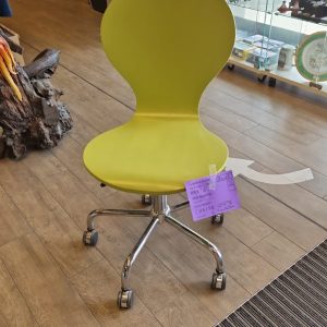 chaise verte à roulettes (14018).