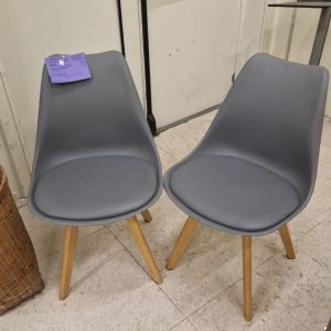 2 chaises grises (2095).