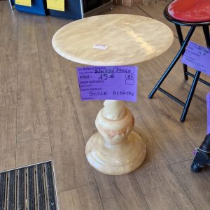 socle albâtre (13660).