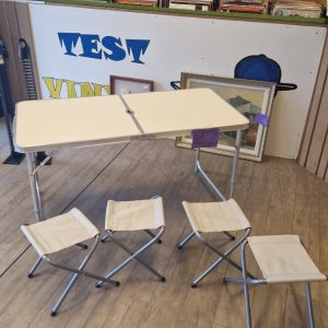 table + 4 tabourets pliables (2869).