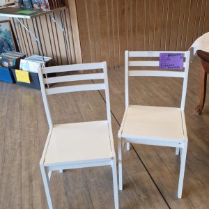 2 chaises blanches (13525).