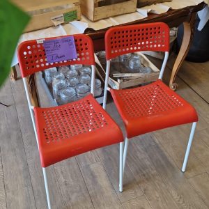 2 chaises rouges (13896).