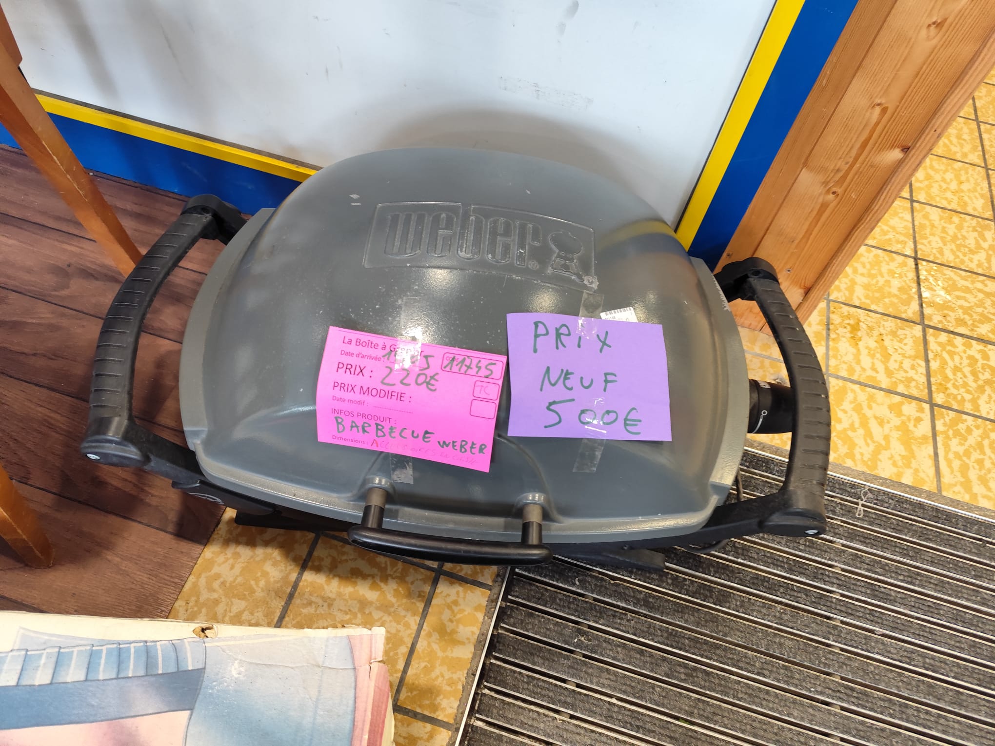 BARBECUE WEBER AVEC ACCESSOIRES (11745)
