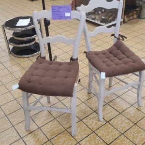 lot 2 chaises avec coussin marron (11146).