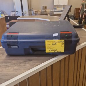 valise bleue (VM7940).