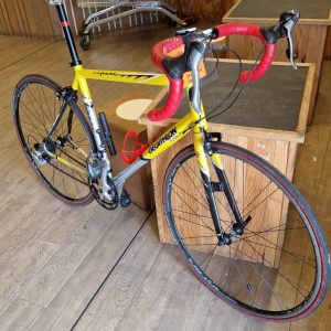 vélo jaune Décathlon (14231).