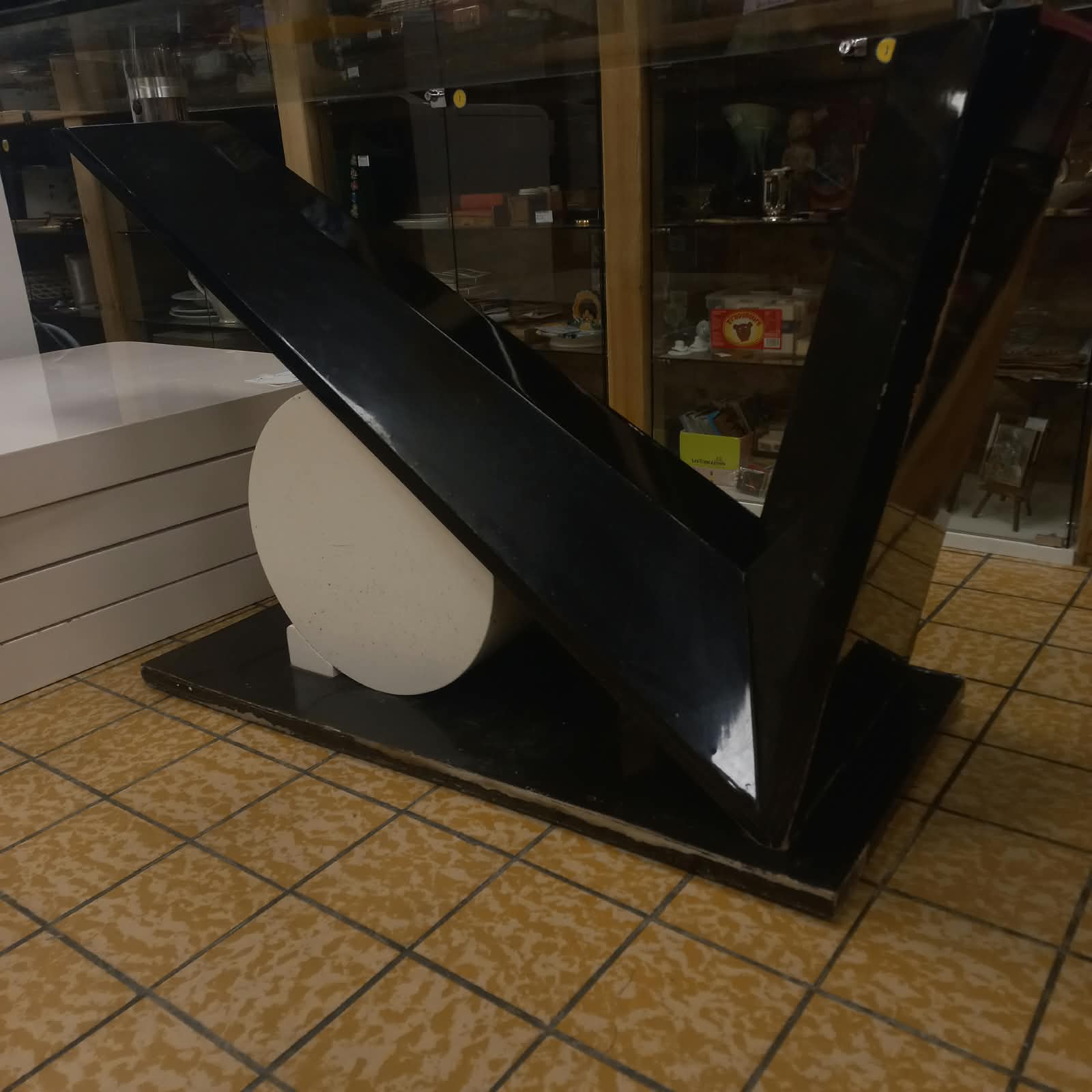 TABLE (12606) – Image 2